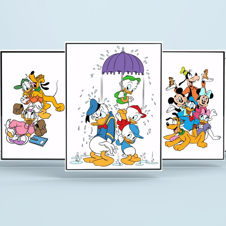Peut inclure: Trois impressions encadr&eacute;es de personnages Disney. L'une pr&eacute;sente Pluto, Daisy Duck et un caneton avec des fournitures scolaires. Une autre montre Donald Duck et ses neveux sous un parapluie. La troisi&egrave;me comprend Mickey, Minnie, Dingo et Pluto.