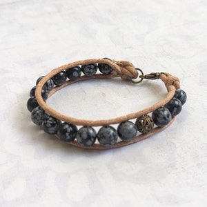 Schwarzes Wickelarmband aus Schneeflocken Obsidian Edelstein, Hellbraun Gewachste Baumwollschnur mit Antik Vergoldeten Messing Akzenten