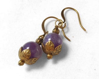 Pendientes colgantes de amatista con latón chapado en oro antiguo y detalles en bronce. Pendientes de lavanda morada (piedra de nacimiento de febrero).
