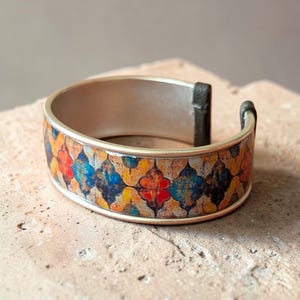 Marockanska kakel i livfulla blå och röda färger, justerbart armband i antikt silver