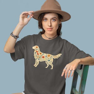 Floral Golden Retriever Comfort Colors-shirt, T-shirt Goldie Dog Mom Wildflower, Cottagecore Boho-T-shirt, cadeau voor hondenliefhebber, puppy-eigenaar mama
