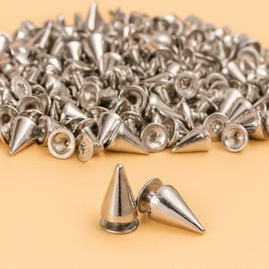 Puntas cónicas plateadas con rosca trasera (7 x 10 mm / 7 x 20 mm) para hacer chaquetas, cinturones, zapatos, gorras y accesorios.