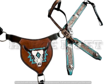 Puede incluir: Un juego de arnés de cuero marrón para caballos con detalles turquesa y blancos. El peto presenta un diseño de calavera de toro. El juego incluye un cabezal y un peto, con herrajes plateados.