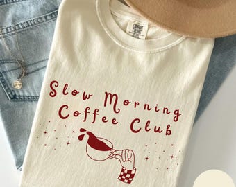 Camiseta del club de café lento por la mañana • Camiseta estética para amantes del café • Camiseta acogedora con gráfico de café vintage • Camiseta relajada para la mañana con colores cómodos
