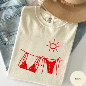 Bikinilinjekonst-tröja, rolig sommartvättströja med grafisk design, minimalistisk baddräkt med tvättlina, strandsemesteroutfit, Comfort Colors®