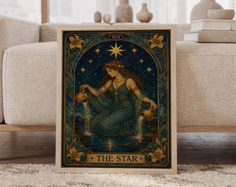 Könnte beinhalten: Ein rechteckiger gerahmter Druck mit dem Titel THE STAR XVII, der eine Figur mit langem Haar zeigt, die im Wasser kniet und Flüssigkeit aus zwei goldenen Krügen gießt. Das Kunstwerk verwendet eine dunkelblaue und goldene Farbpalette mit Blumenrändern.