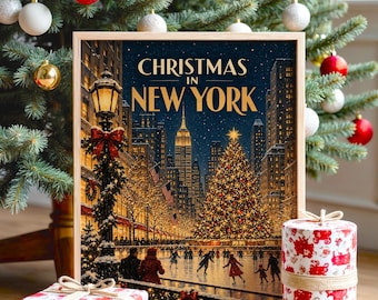 Könnte beinhalten: Ein gerahmter Druck mit dem Titel Christmas in New York zeigt eine verschneite Stadtszene mit einer Eisbahn, einem großen beleuchteten Baum und einer Straßenlaterne, flankiert von zwei weißen Geschenkboxen mit roten Mustern und Bindfaden.