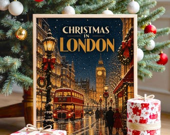 Könnte beinhalten: Ein gerahmter rechteckiger Druck mit dem Titel Christmas in London, der eine verschneite Stadtstraße mit einem roten Doppeldeckerbus, Big Ben und Straßenlaternen zeigt. Das Bild steht vor einem geschmückten Weihnachtsbaum mit zwei Geschenken.