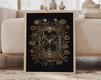 Op de afbeelding: Een ingelijste kunstdruk met een zwarte achtergrond en een goudkleurige illustratie van een zandloper. De zandloper is omringd door gedetailleerde gouden rozen en ranken, met kleine schedels in het frame en fonkelend zand binnenin.