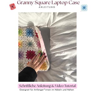 May include: A colorful, crocheted laptop case featuring a granny square design. The case is made with various colors and has a pink lining. Text on the image reads "Granny Square Laptop Case" and "Schriftliche Anleitung & Video Tutorial".