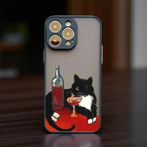 以下が含まれることがあります： 赤ワインを飲む白黒猫のデザインの携帯電話ケース。猫はワインボトルと一緒に赤い表面にいます。ケースは濃い灰色の背景と青い縁取りです。