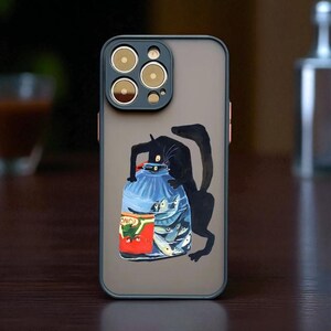 以下が含まれることがあります： 黒猫のイラストが描かれたスマホケース。猫は魚の入った青い瓶に手を伸ばしています。ケースは濃いグレーの背景と黒い縁取りです。カメラレンズは金色です。