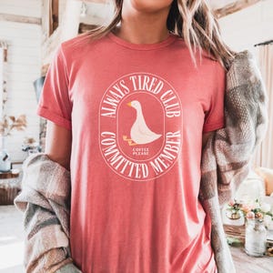 Immer Müde Silly Goose T-Shirt: Unisex T-Shirt aus stückgefärbter Baumwolle