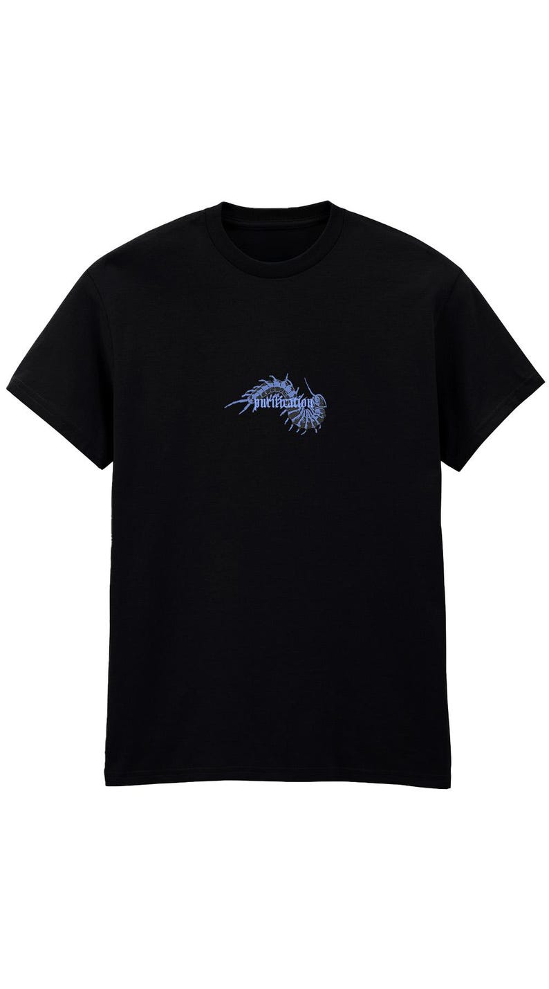 Puede incluir: Camiseta negra de cuello redondo con un dise&ntilde;o gr&aacute;fico azul y la palabra "purification" en una fuente estilizada. El gr&aacute;fico parece ser un insecto o criatura estilizada. La camiseta es de material suave.
