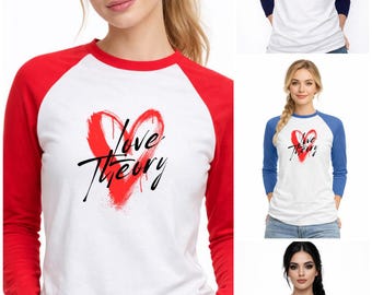 Camiseta de béisbol para mujer "Love Theory": camiseta de manga larga raglán con estampado de corazones de algodón.