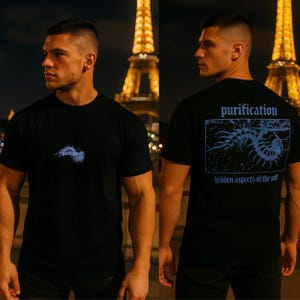 Puede incluir: Camiseta negra con un gr&aacute;fico azul en la parte delantera y trasera. El gr&aacute;fico frontal es un dise&ntilde;o estilizado con la palabra "purification". La parte trasera de la camiseta presenta un dise&ntilde;o rectangular azul con una ilustraci&oacute;n detallada y el texto "purification" y "hidden aspects of the self".