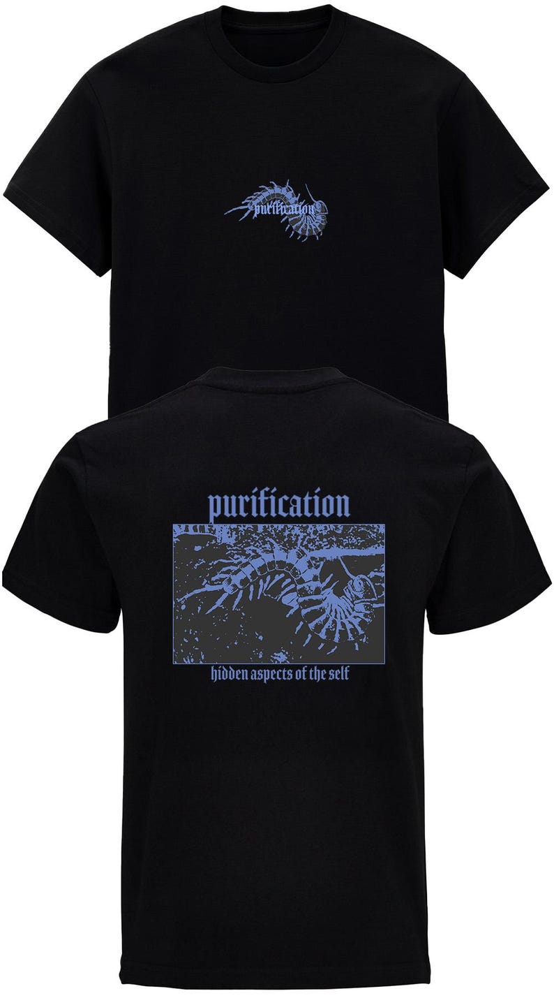 Puede incluir: Camiseta negra con la palabra "purification" en una fuente estilizada en la parte delantera y trasera. La parte trasera de la camiseta presenta un dise&ntilde;o rectangular azul con el texto "purification" y "hidden aspects of the self".