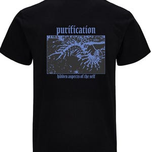 Puede incluir: Camiseta negra con un gr&aacute;fico rectangular azul en la espalda. El gr&aacute;fico contiene la palabra "purification" encima de un dise&ntilde;o abstracto y el texto "hidden aspects of the self" debajo. La camiseta es de material suave.