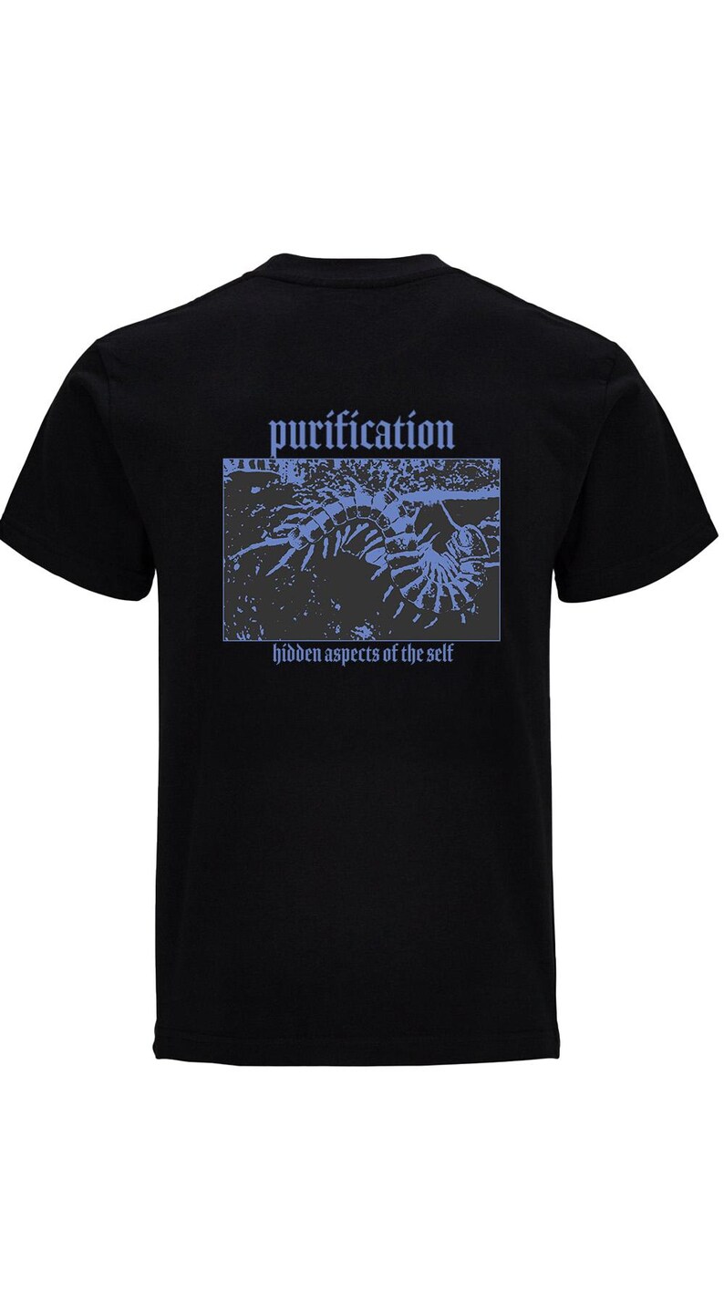 Puede incluir: Camiseta negra con un gr&aacute;fico rectangular azul en la espalda. El gr&aacute;fico contiene la palabra "purification" encima de un dise&ntilde;o abstracto y el texto "hidden aspects of the self" debajo. La camiseta es de material suave.