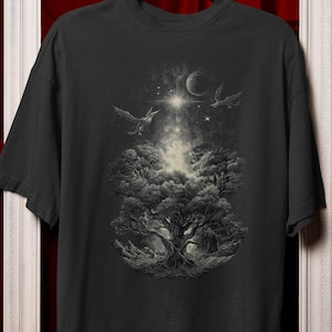 Weltenbaum | Himmlischer Drache Komfort Farben Grafik-T-Shirt, mythisches kosmisches Geschenk für Fantasy-Leser, Drachenliebhaber T-Shirt Bookish DnD Art Shirt