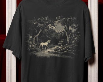 Lunaris | Koszulka z jednorożcem w stylu vintage, koszulka z mitycznym stworzeniem, koszulka z grafiką w stylu dark fantasy forest, pomysł na prezent DND w stylu RPG Enchanted Woodland