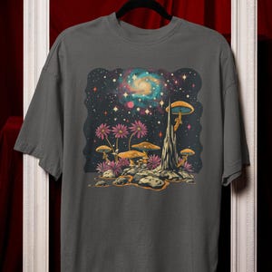 Pilzverse | Komfort Farben Weltraum Psychedelic T-Shirt, Galaxy Pilz Shirt Trippy Cosmic Art Grafik, Fantasy Naturecore Unisex T-Shirt