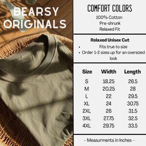 Może przedstawiać: Oliwkowa koszulka z napisem "BEARSY ORIGINALS". Koszulka jest w 100% bawełniana, wstępnie skurczona i ma luźny kr&oacute;j unisex. Tabela rozmiar&oacute;w pokazuje wymiary w calach, o szerokościach od 46,36 cm do 75,57 cm.