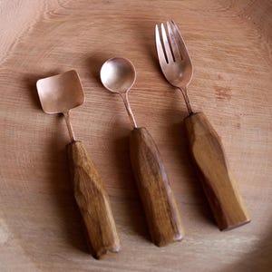 Utensilios de cobre forjados a mano / Herramientas de cocina con mango de madera, pátina evolutiva