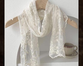 Sciarpa in pizzo floreale bianco, scialle leggero e trasparente ricamato, elegante e morbido scialle da collo, accessorio da donna, regalo per lei