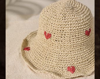 Cappello a secchiello in paglia all'uncinetto con ricamo a cuore, cappello estivo beige, cappello da spiaggia, regalo per lei
