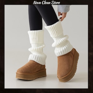 Puede incluir: Calentadores de piernas de punto color crema sobre botas de plataforma marrones. Los calentadores tienen una textura acanalada y un diseño con volantes. Las botas tienen un aspecto de ante y una suela gruesa. El texto "Nova Clean Store" es visible.