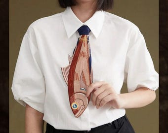Cravatta con originale design a forma di pesce, cravatta asimmetrica ricamata di grande effetto, accessorio di moda creativo e artistico, regalo per lei.