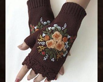 Guanti lavorati a maglia con mezze dita e motivo floreale all'uncinetto, guanti minimalisti, morbidi guanti invernali, comodo accessorio invernale estetico, regalo per lei