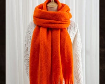Sciarpa arancione in lana lavorata a maglia, caldo scialle invernale con frange, morbida e accogliente sciarpa in tinta unita, classico stile per il freddo, regalo per lei