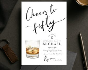 Puede incluir: Una tarjeta de invitación blanca con letras negras que dice "Cheers to Fifty". Incluye una ilustración de acuarela de un vaso de whisky con hielo. La invitación detalla una fiesta para Michael el 12 de diciembre.
