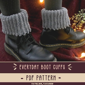Puede incluir: Botas de cuero negro con polainas de ganchillo grises. Los puños son acanalados y se colocan sobre las botas. El texto "EVERYDAY BOOT CUFFS - PDF PATTERN" se muestra sobre un fondo burdeos.