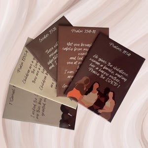 Puede incluir: Una colección de pequeñas tarjetas rectangulares con varios versículos bíblicos impresos. Las tarjetas son en tonos marrones y beige, con ilustraciones de mujeres. El texto incluye versículos de Salmos, Éxodo y 1 Samuel.