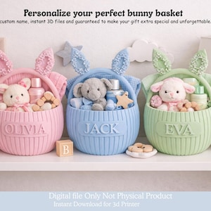 Puede incluir: Tres cestas de conejito en colores pastel con nombres personalizados: Olivia, Jack y Eva. Cada cesta contiene un peluche, pequeños frascos y juguetes de madera. Las cestas tienen asas con forma de orejas de conejo y están expuestas en una estantería blanca.