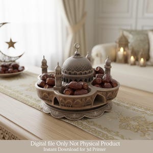 Puede incluir: Un plato decorativo en forma de mezquita, lleno de dátiles. El plato es marrón y beige, con una cúpula y minaretes. Una decoración de luna creciente y estrella está en el fondo. El texto en la parte inferior dice: Digital file Only Not Physical Product Instant Download for 3d Printer.