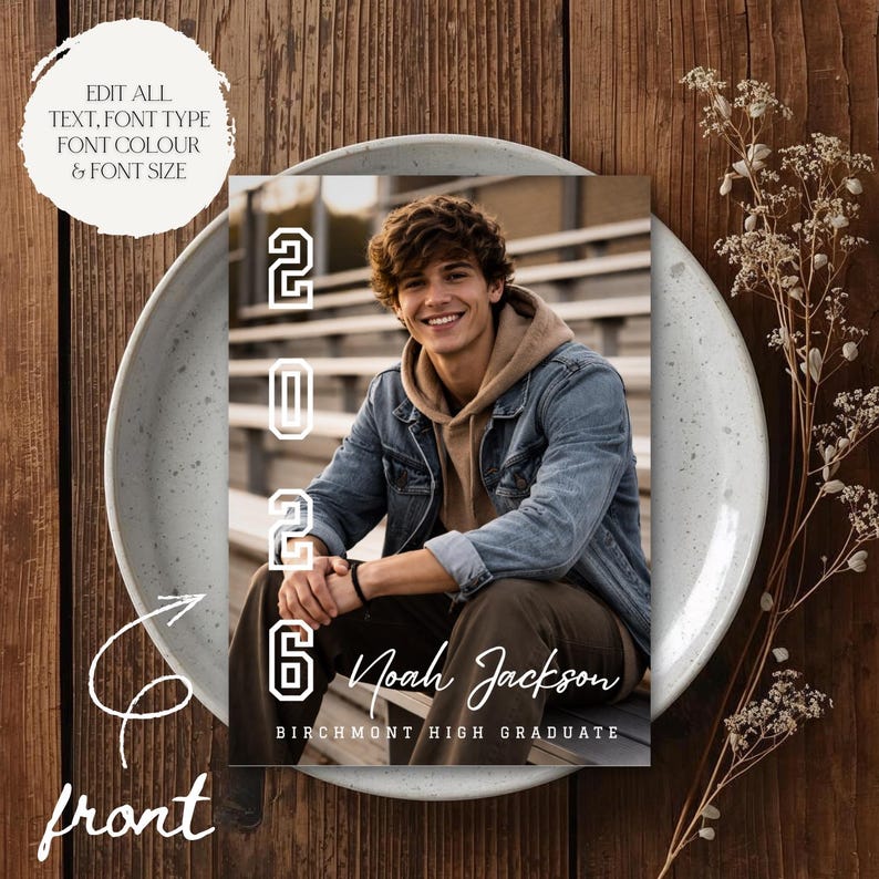 Op de afbeelding: Een afstudeeraankondiging met een foto van een lachende persoon. Het jaar "2026" wordt weergegeven, samen met de naam "Noah Jackson" en "Birchmont High Graduate". Het ontwerp bevat tekstelementen en wordt gepresenteerd op een decoratieve plaat.