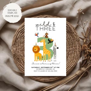 Könnte beinhalten: Eine weiße Einladungskarte mit dem Text "wild & THREE" und der Zahl 3, die mit Zeichentricktieren verziert ist. Die Karte enthält Veranstaltungsdetails und den Text "James is turning three!" auf einem geflochtenen Untersetzer.