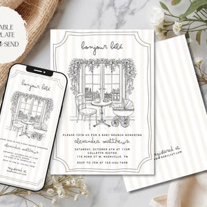 Puede incluir: Invitaci&oacute;n a un baby brunch con un boceto en blanco y negro de una escena de caf&eacute;, que incluye un cochecito, una mesa y sillas. La invitaci&oacute;n presenta el texto "Bonjour B&eacute;b&eacute;" y los detalles del evento.