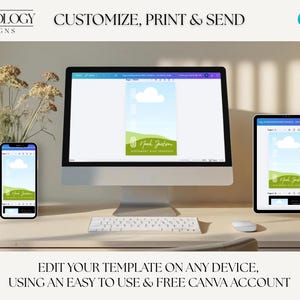Op de afbeelding: Een desktopcomputer, tablet en smartphone die een sjabloonontwerp weergeven. Het scherm toont een groen en wit uitnodigingsontwerp met de naam "Noah Jackson". De tekst "INVITEOLOGY DESIGNS" en "CUSTOMIZE, PRINT & SEND" zijn zichtbaar.