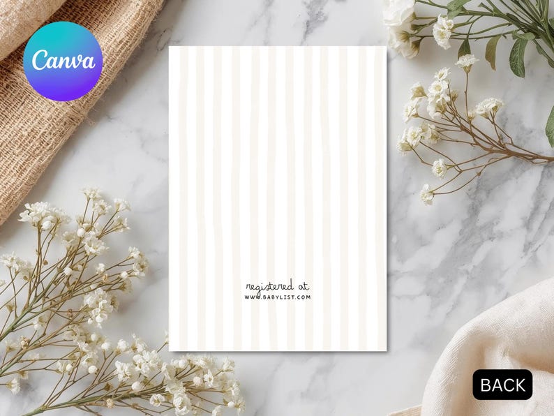 Puede incluir: Una tarjeta blanca con rayas verticales beige, el texto "registered at www.babylist.com" est&aacute; impreso en la parte inferior. La palabra "BACK" est&aacute; en un rect&aacute;ngulo negro. La tarjeta est&aacute; rodeada de flores blancas y una tela beige.