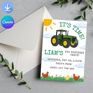 Puede incluir: Una tarjeta de invitación blanca con una ilustración de tractor verde, un sol amarillo y el texto "IT'S TIME!" y "LIAM'S 6TH BIRTHDAY PARTY!". La tarjeta también incluye la fecha, la hora y la información RSVP. Un sobre blanco está en el fondo.