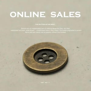 Puede incluir: Primer plano de un botón de color bronce con un centro oscuro y cuatro agujeros. El botón tiene forma circular y un aspecto ligeramente desgastado. El texto "ONLINE SALES" está en la parte superior de la imagen.