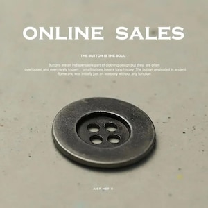 Puede incluir: Primer plano de un botón metálico desgastado con cuatro agujeros. El botón es circular y tiene un borde ligeramente elevado. El texto "ONLINE SALES" está en la parte superior, con "THE BUTTON IS THE SOUL" debajo. El texto "JUST HET U" está en la parte inferior.