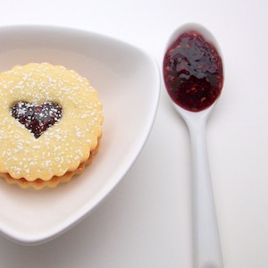 Galletas Linzer de frambuesa gourmet 12 unidades Revista Babiekin. imagen 1