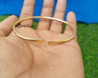 Klassisk traditionell mässingsarmring, armring i 100 % massiv mässing, manschettarmband i hamrad mässing, vintage herrarmband, presentarmband till jul
