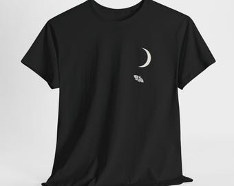 Camiseta minimalista con luna creciente y polilla (mariposa nocturna). Gráfico de cielo nocturno. Camiseta unisex de algodón.